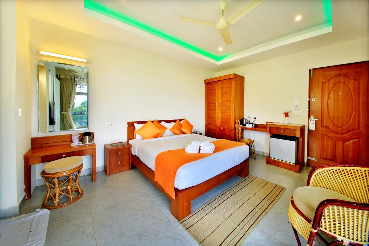 Monsoon Grande Hotel Мунар Екстериор снимка