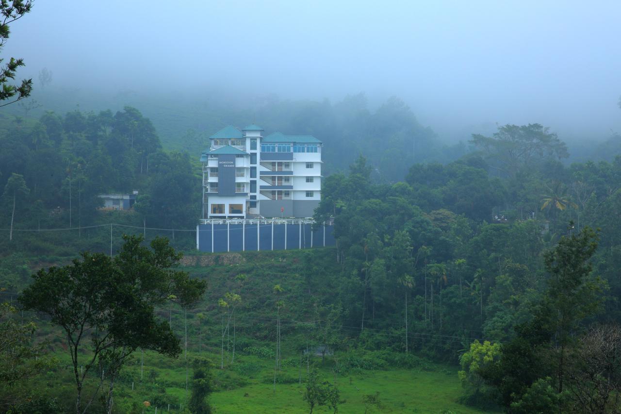 Monsoon Grande Hotel Мунар Екстериор снимка