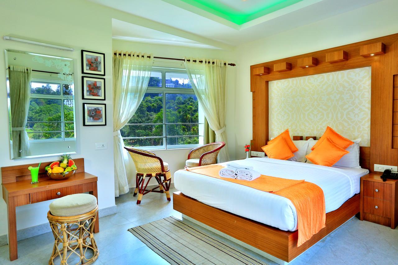 Monsoon Grande Hotel Мунар Екстериор снимка