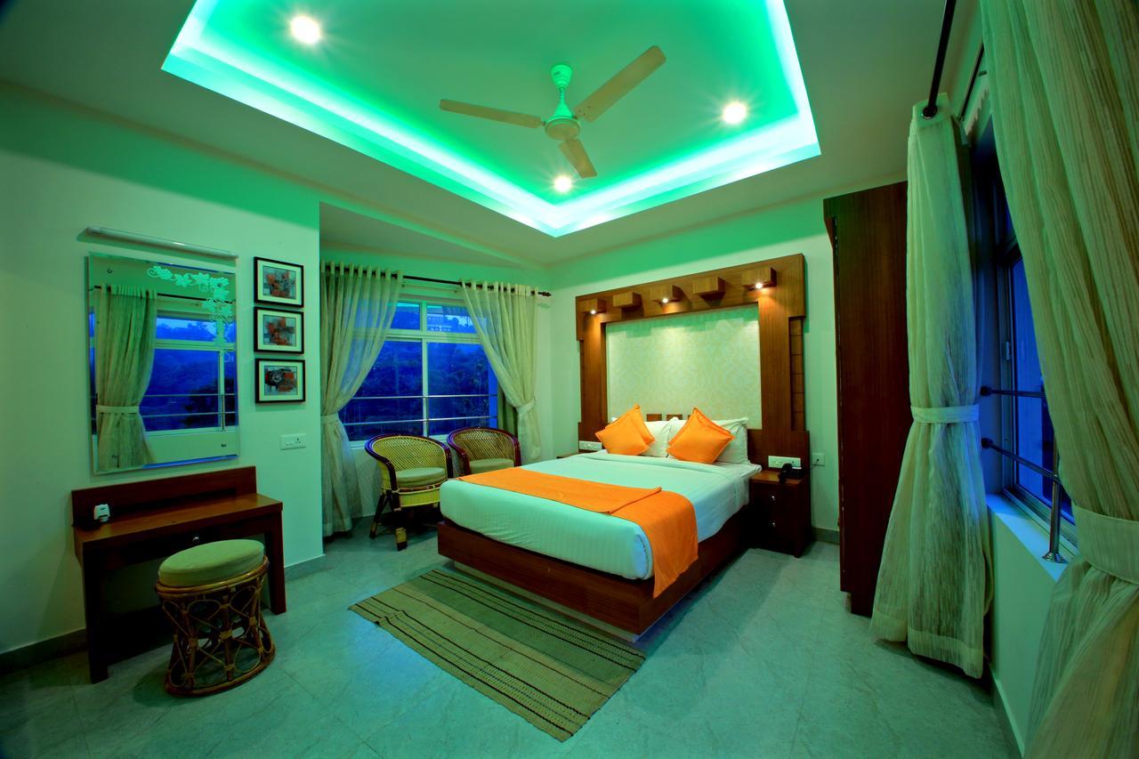 Monsoon Grande Hotel Мунар Екстериор снимка