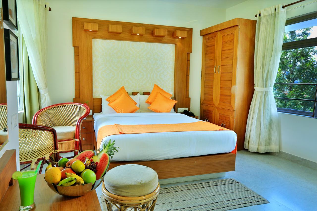 Monsoon Grande Hotel Мунар Екстериор снимка